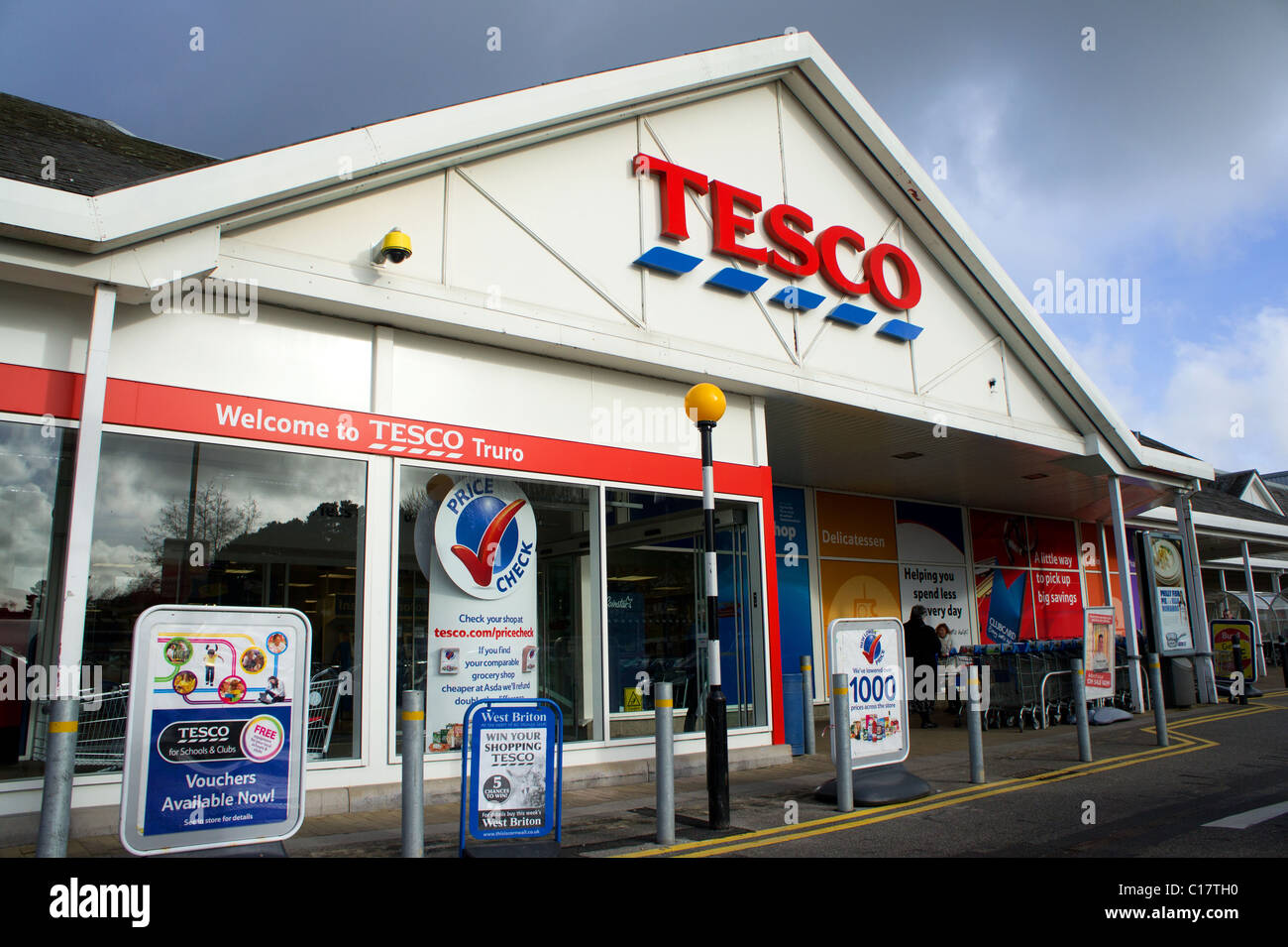 L'entrata di un negozio Tesco Foto Stock