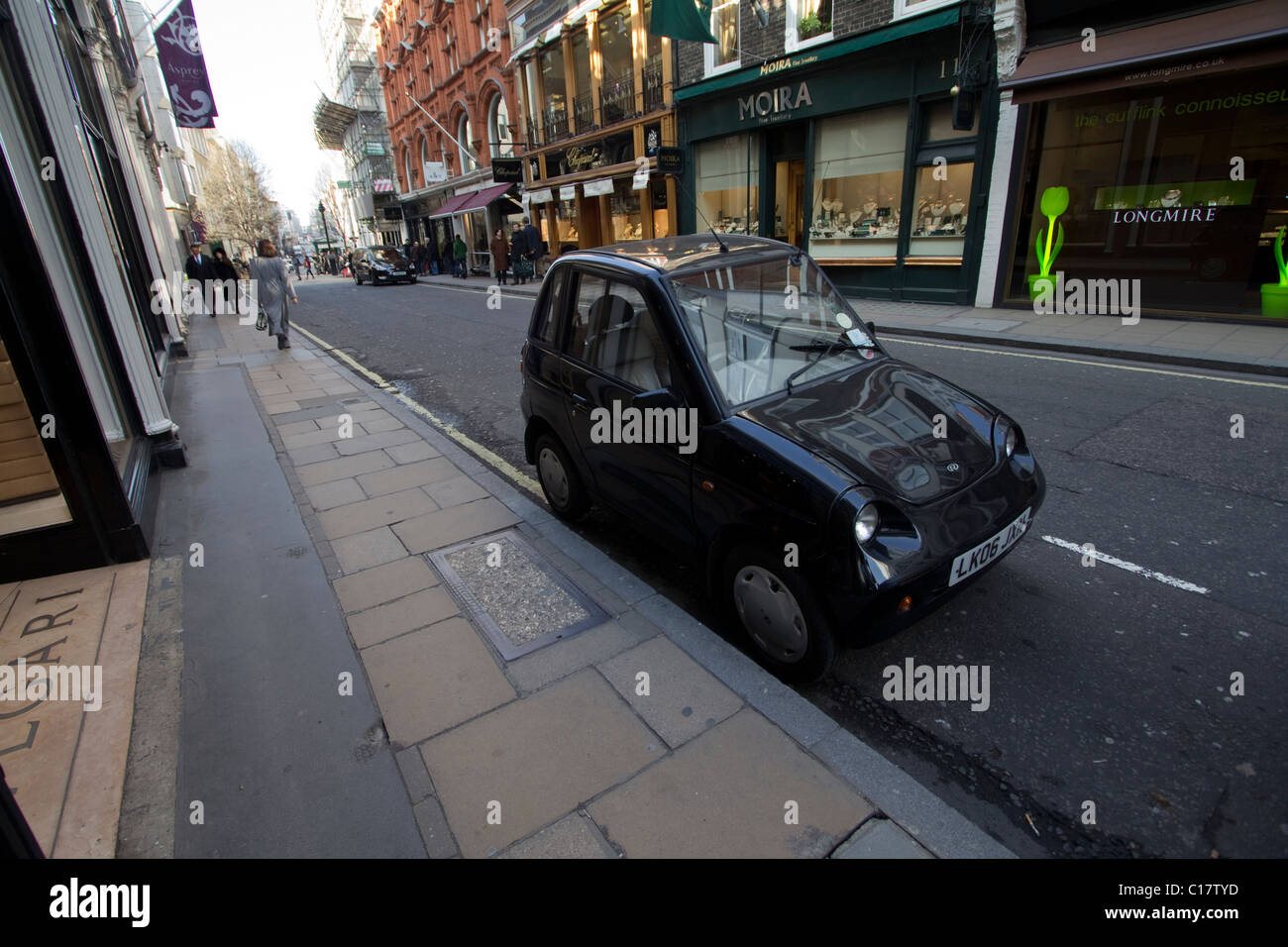 G-Wiz micro auto elettrica parcheggiata in New Bond Street, nel centro di Londra, Regno Unito l'auto è conosciuta come Revai fuori dal Regno Unito Foto Stock