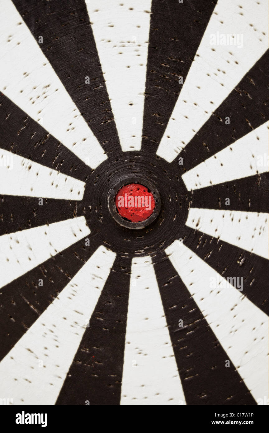 White dartboard strisce bersaglio grungy abstract la configurazione di sfondo. Foto Stock