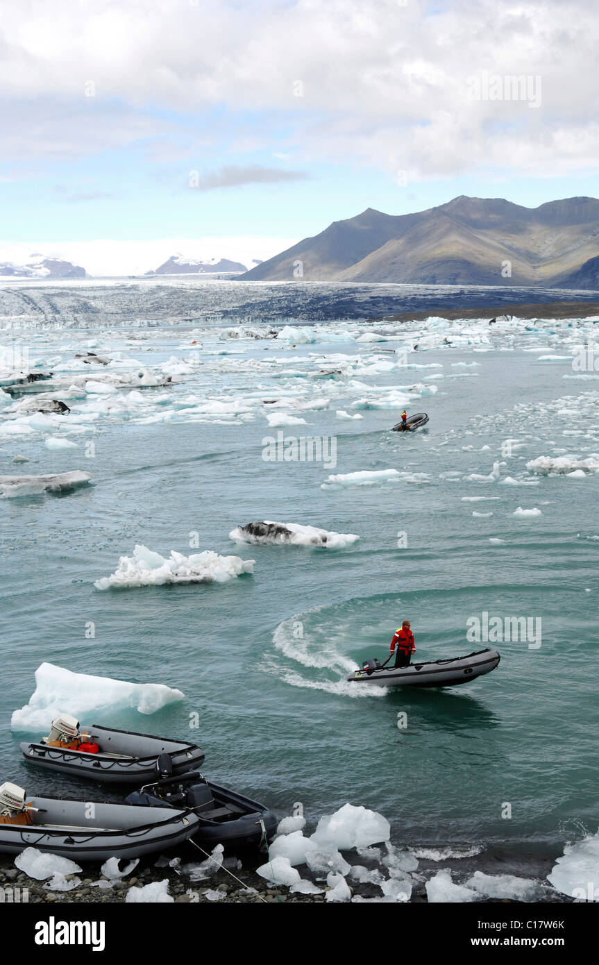 Battello tra gli iceberg, gommoni, ghiacciaio, Joekulsárlón, Islanda, Europa Foto Stock