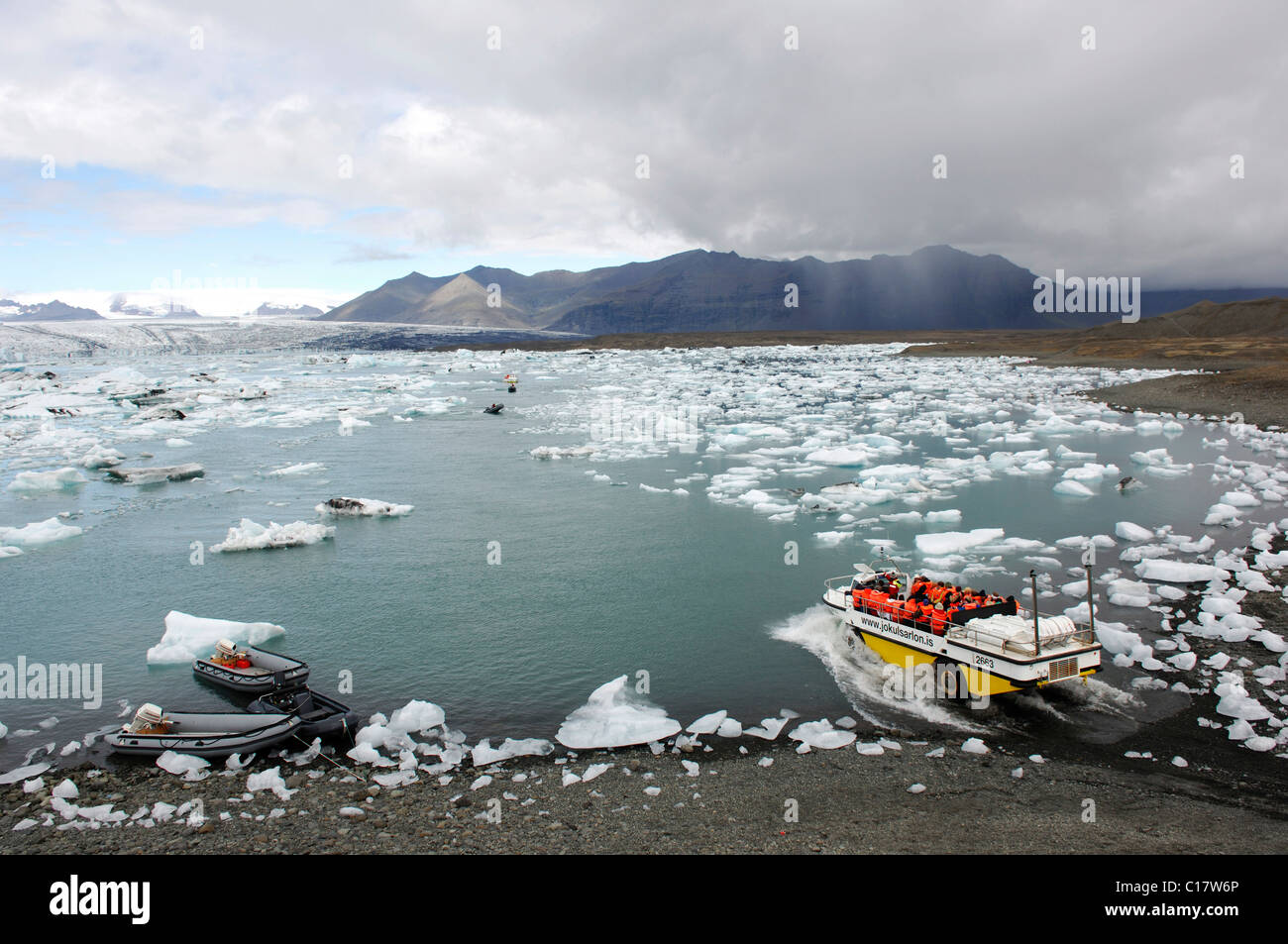 Barca sul tour tra gli iceberg con gommoni e veicolo anfibio, ghiacciaio, Joekulsárlón, Islanda, Europa Foto Stock