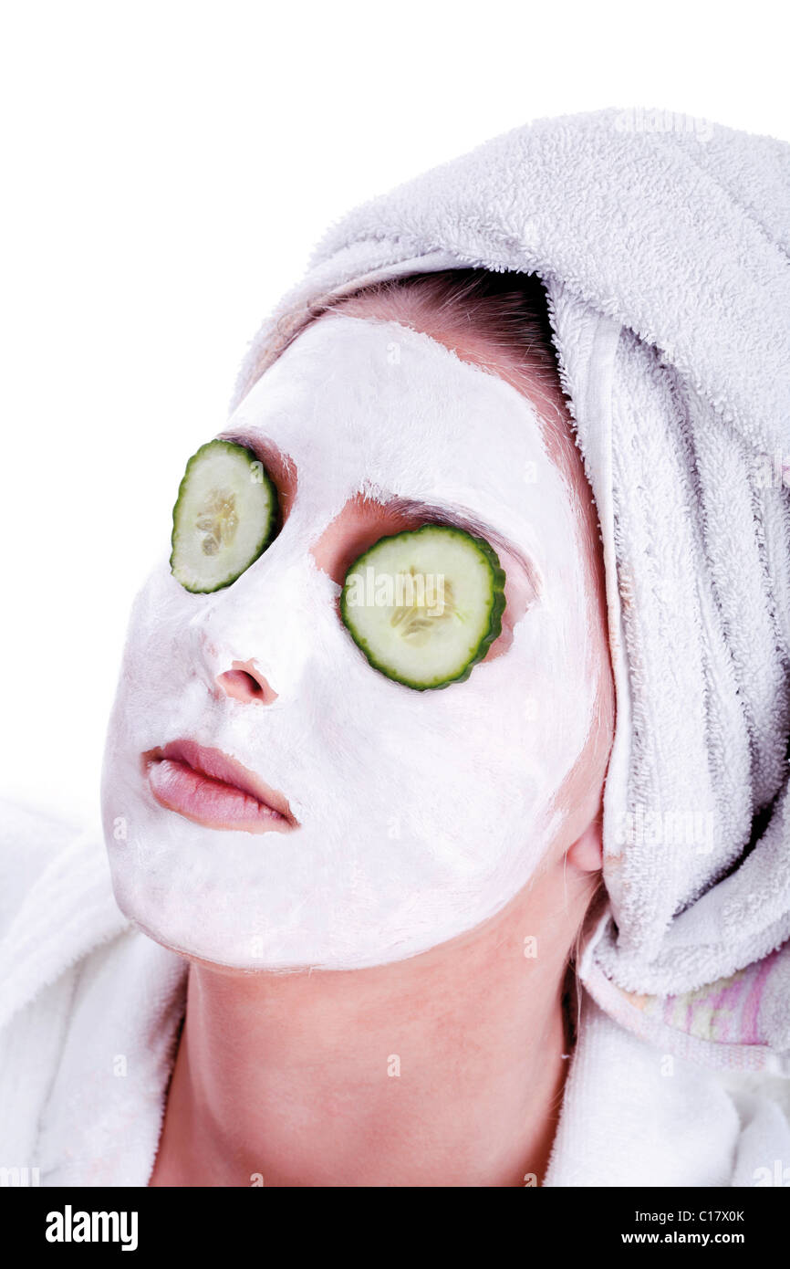 Donna con una maschera al viso e fette di cetriolo su i suoi occhi Foto  stock - Alamy