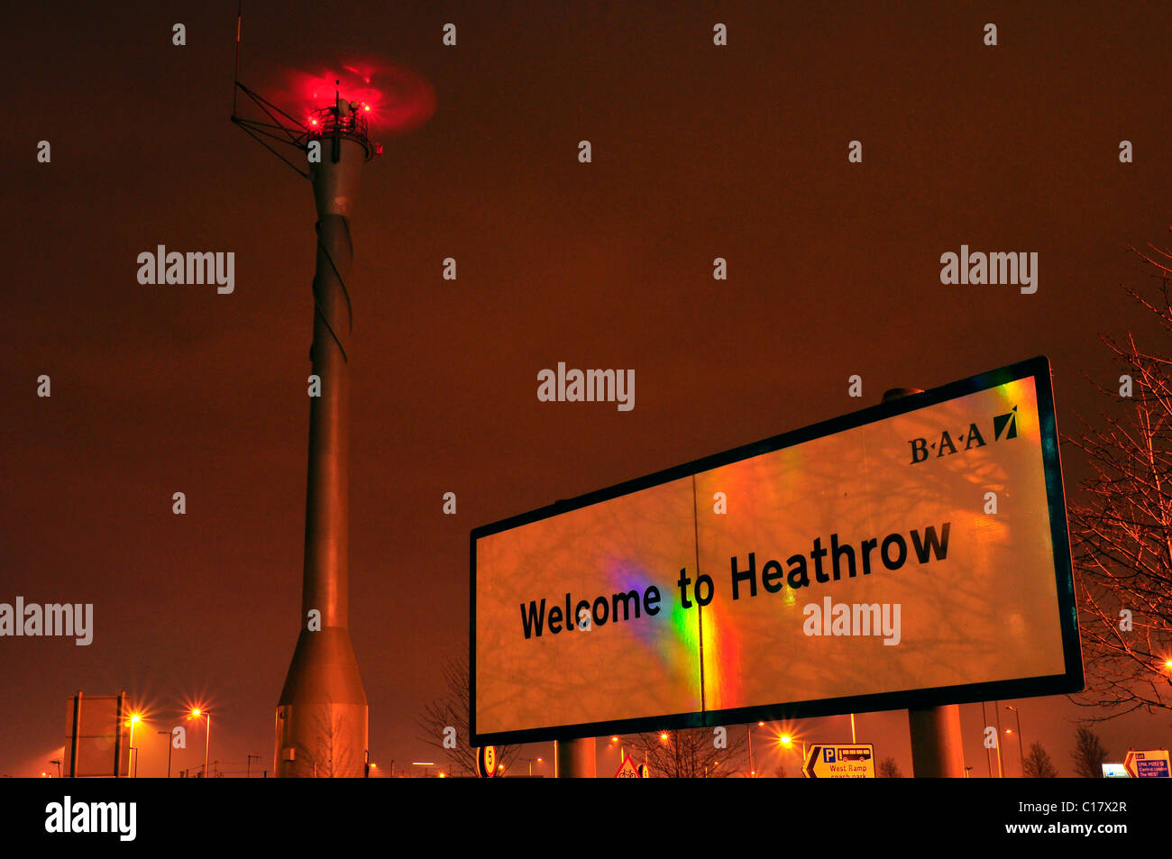 Benvenuto a Heathrow sign & torre del radar Foto Stock