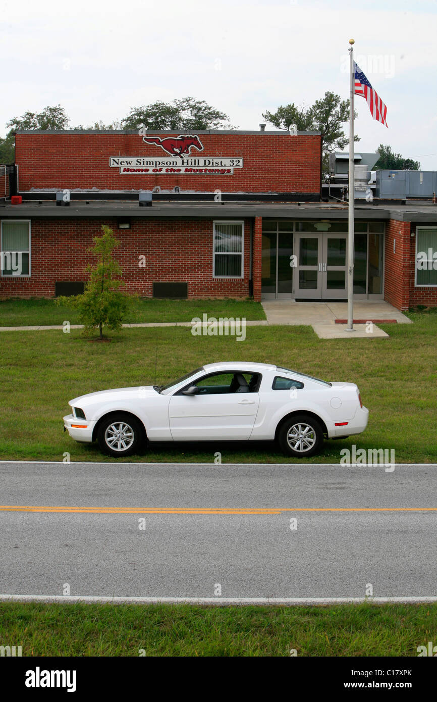 Ford Mustang di fronte al nuovo Simpsons Hill Scuola, casa dei Mustangs, Illinois, Stati Uniti d'America Foto Stock