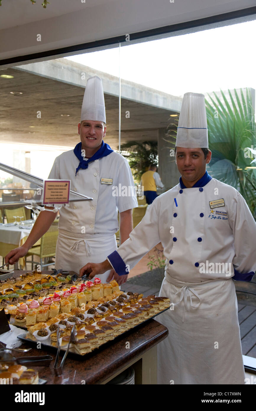 Chef accanto al dessert a buffet dell'Hotel Iberostar Costa Calero, Puerto Calero, Lanzarote, Isole Canarie, Spagna, Europa Foto Stock
