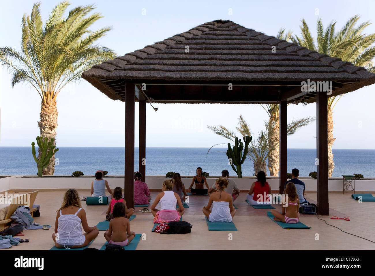 Corso di Yoga con vista oceano, Hesperia Lanzarote Hotel Costa Calero, Lanzarote, Isole Canarie, Spagna, Europa Foto Stock
