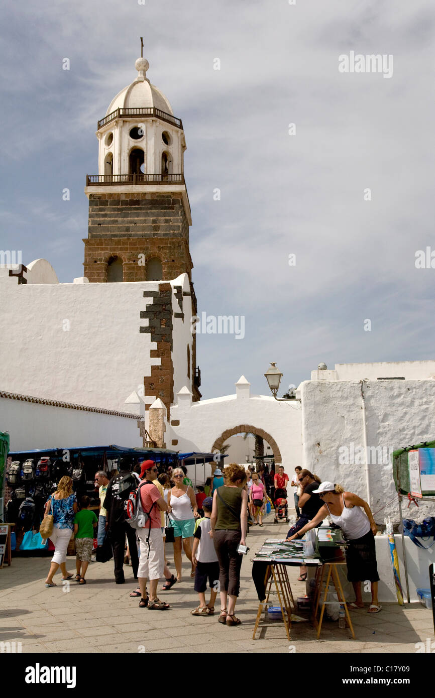 Gli acquisti sul mercato di domenica in Teguise, Lanzarote, Isole Canarie, Spagna, Europa Foto Stock
