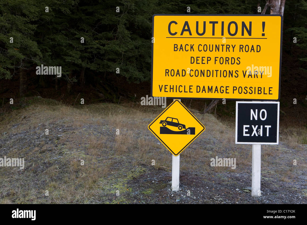 Segno di traffico, attenzione, strada in cattive condizioni, Paradiso, Otago, Isola del Sud, Nuova Zelanda Foto Stock