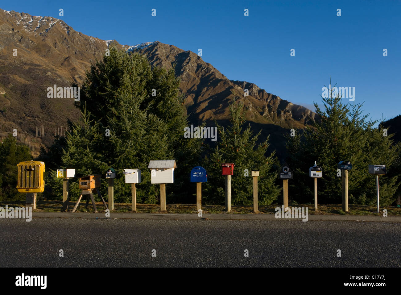 Curioso Caselle lettera allineati uno di fianco all'altro, Queenstown, Otago, Isola del Sud, Nuova Zelanda Foto Stock