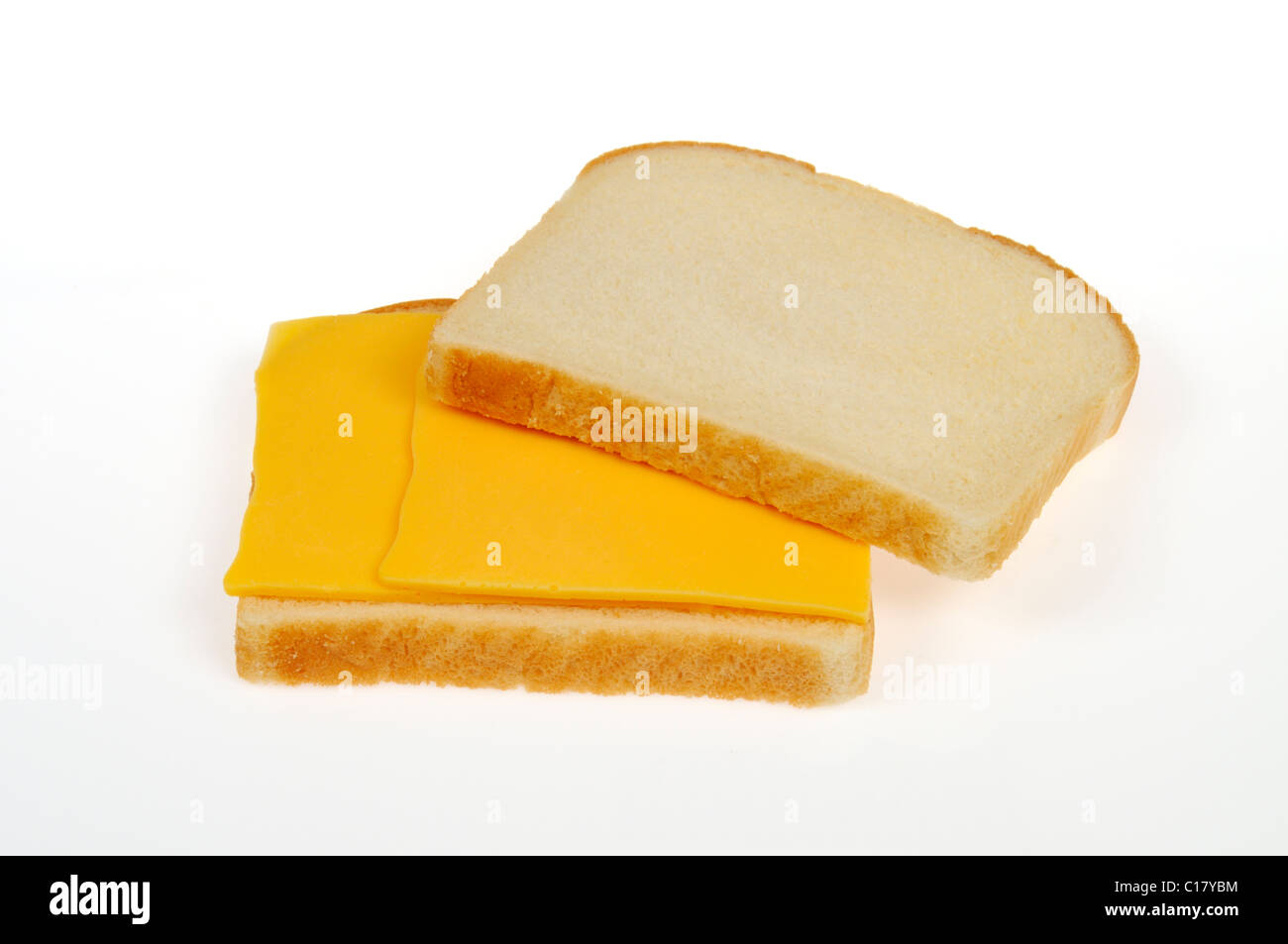 2 fette di pane bianco con 2 fette di formaggio un panino al formaggio, su sfondo bianco, ritaglio. Foto Stock