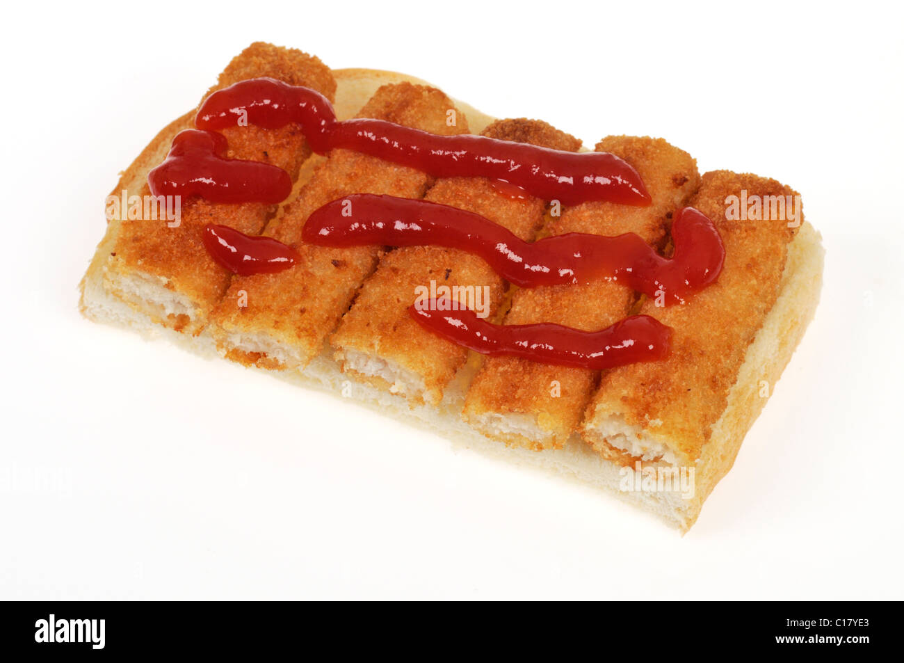 Aprire Fishfinger in sandwich di pane bianco con ketchup su sfondo bianco, ritaglio. Foto Stock