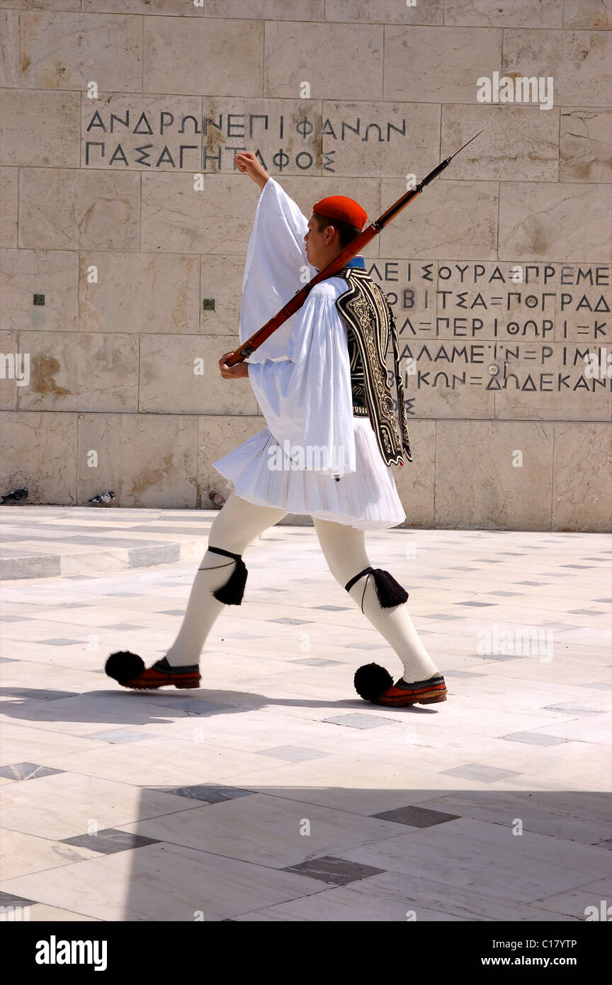 Protezioni Evzones presso la tomba greca del Milite Ignoto. Atene Foto Stock