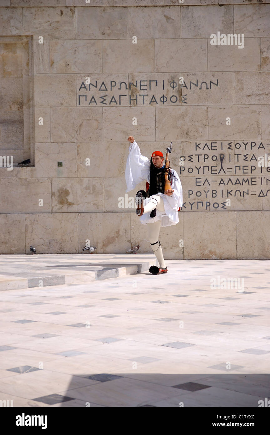 Protezioni Evzones presso la tomba greca del Milite Ignoto. Atene Foto Stock