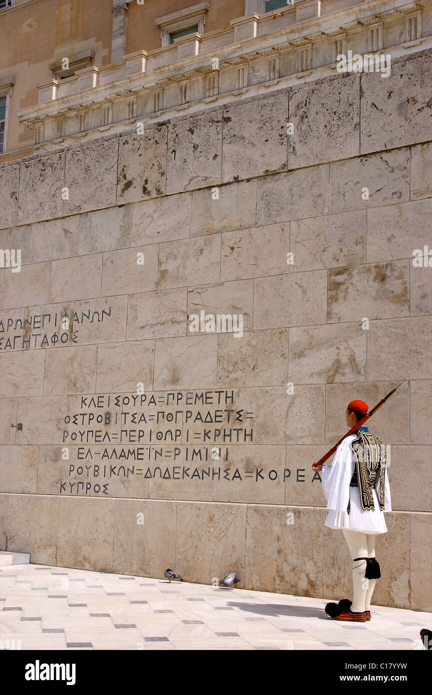 Protezioni Evzones presso la tomba greca del Milite Ignoto. Atene Foto Stock