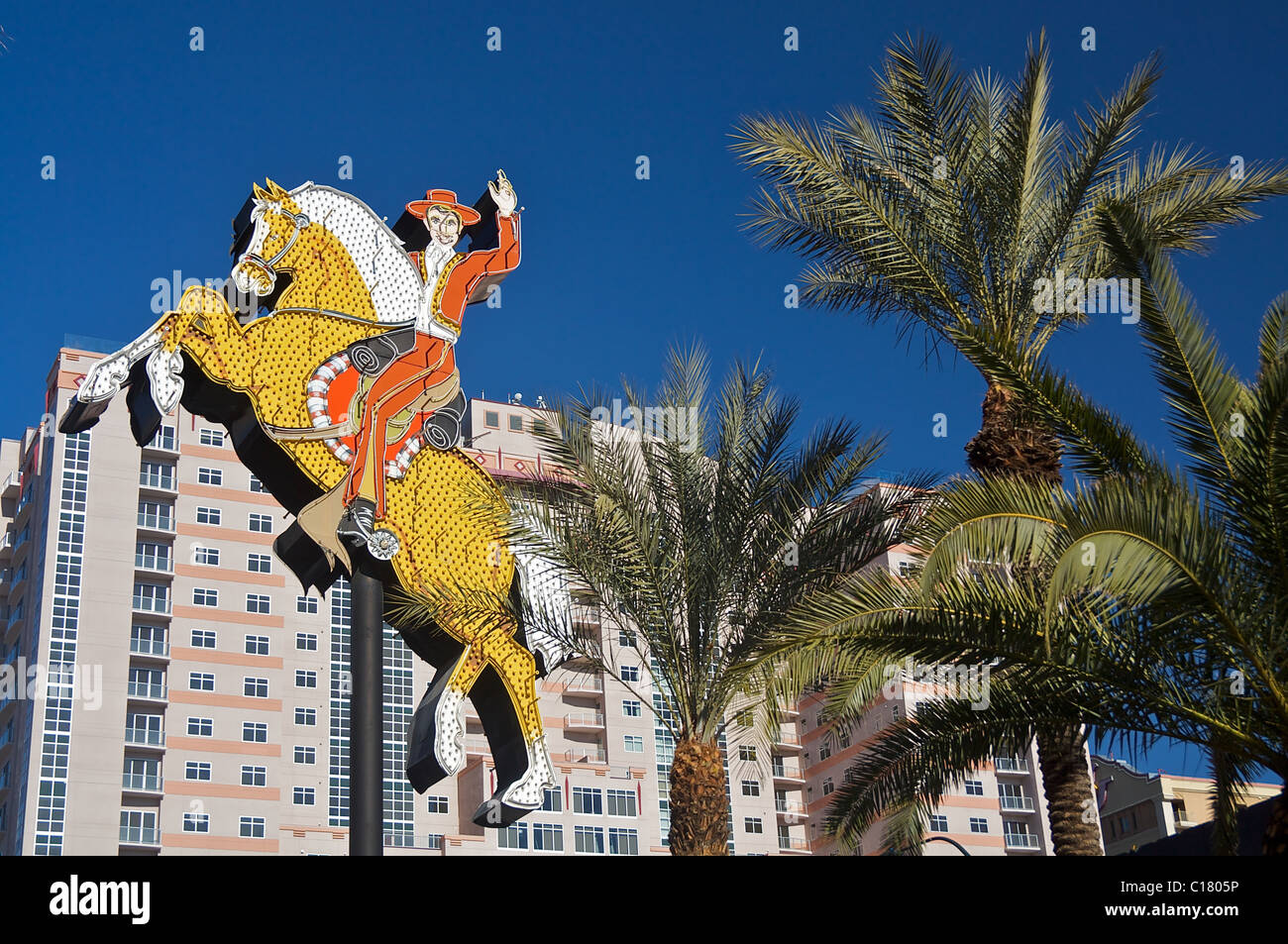 Il vecchio Hacienda cavallo e cavaliere insegna al neon nel centro di Las Vegas Foto Stock