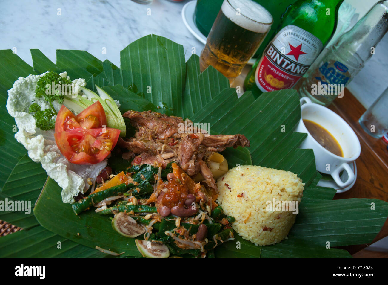Cottura lenta Balinese stufato di pollo chiamato ayam betutu Foto Stock