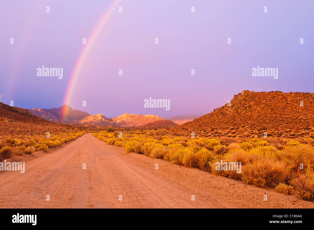 Rainbow su latticello paese, Sierra Nevada, Vescovo, California Foto Stock