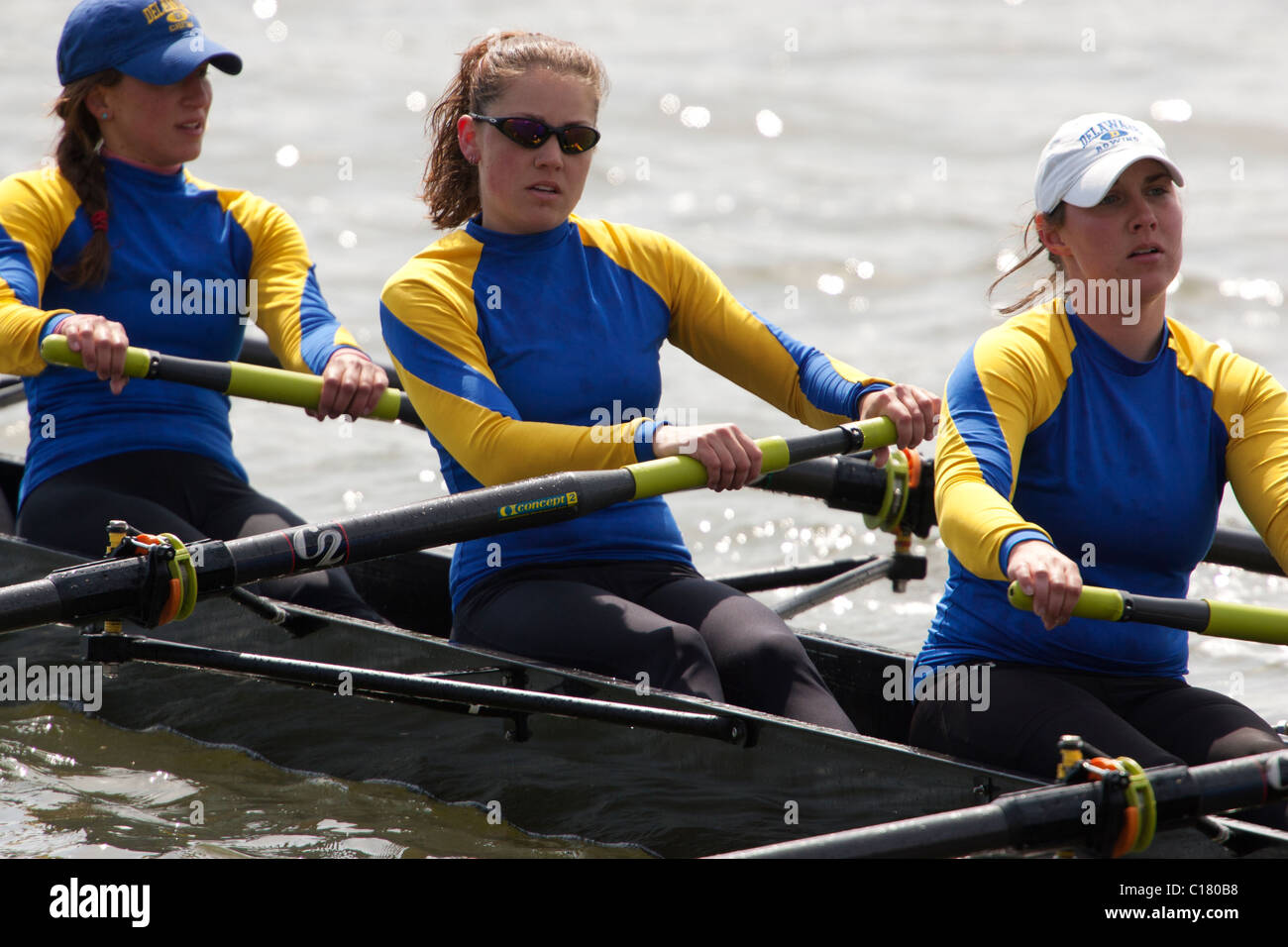 WASHINGTON, DC - 6 APRILE: Una squadra di equipaggio dell'Università del Delaware partecipa alla George Washington University Rowing Regatta sul fiume Potomac a Washington, DC 6 aprile 2007. Solo per uso editoriale. Uso commerciale vietato. (Fotografia di Jonathan Paul Larsen / Diadem Images) Foto Stock