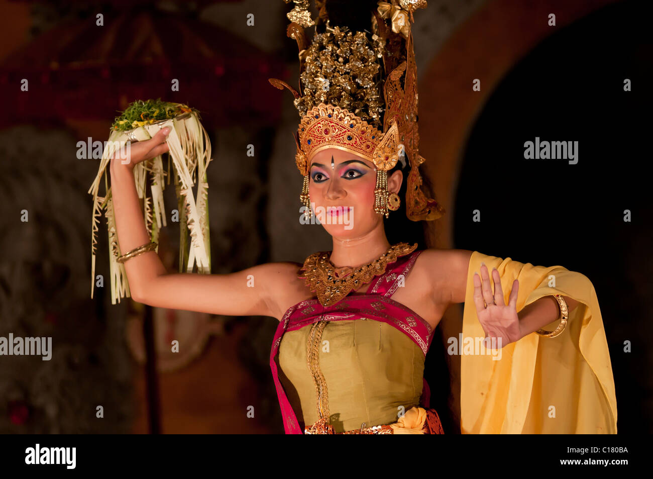 Legong Balinese danzatrice presso una perormance culturale di Ubud Foto Stock