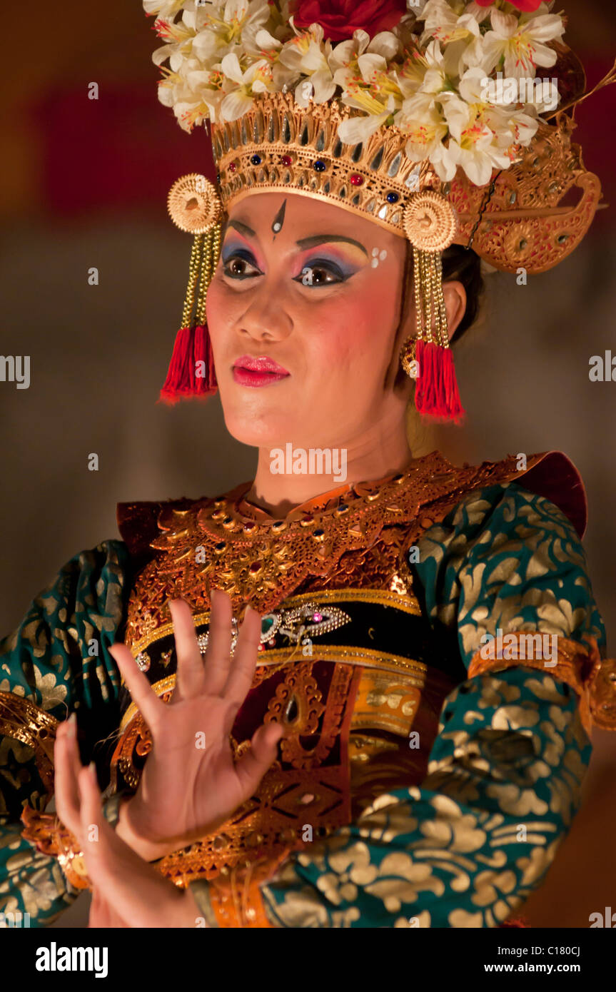 Legong Balinese danzatrice presso una perormance culturale di Ubud Foto Stock