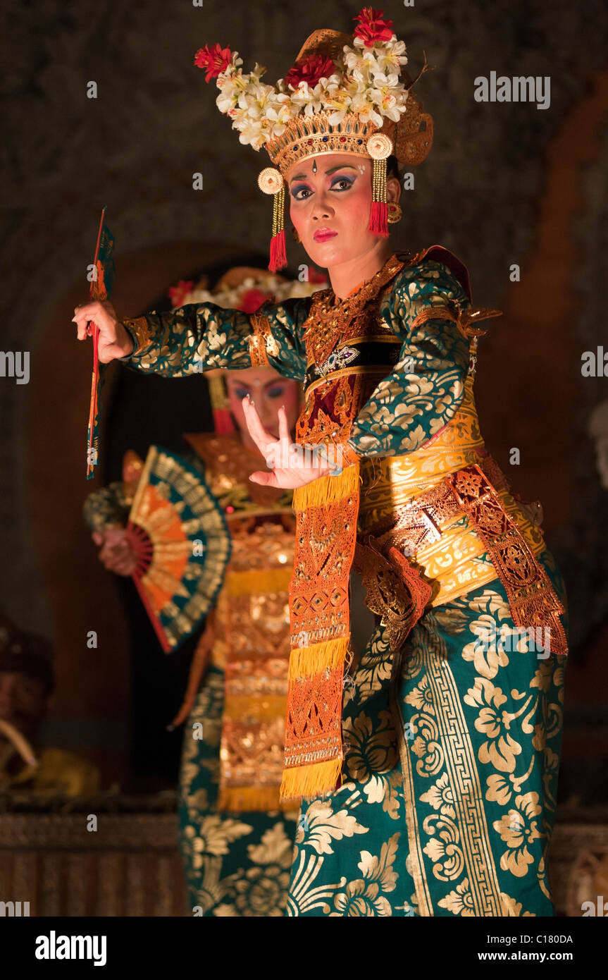 Legong Balinese danzatrice presso una performance culturale di Ubud Foto Stock
