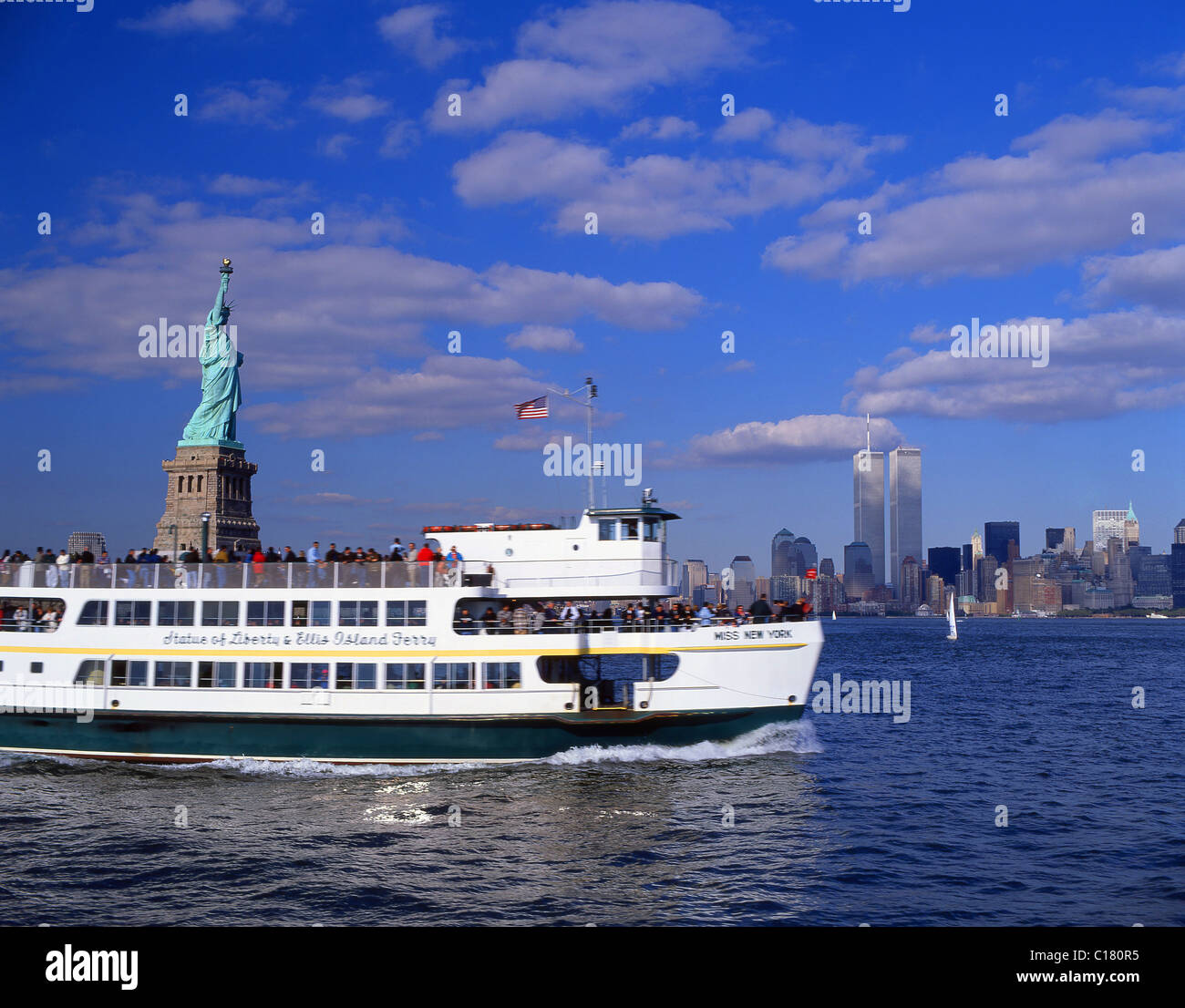 Traghetto per Miss Ellis Island passando davanti al Monumento Nazionale della Statua della libertà, Liberty Island, New York, New York state, Stati Uniti d'America Foto Stock