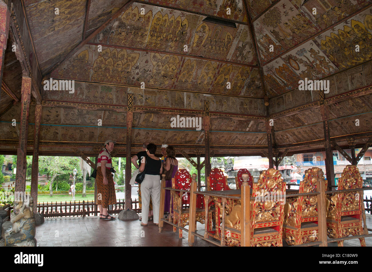 Dipinti a decorare gli interni dei padiglioni della Sala di Giustizia Kertha Gosa in Klunkung nella parte est di Bali Foto Stock