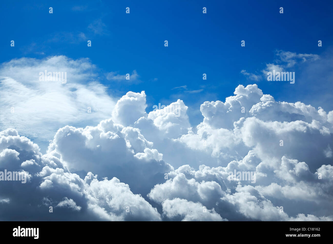 Blu cielo nuvoloso, vista dall'aereo Foto Stock