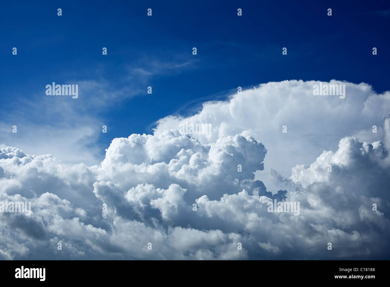 Blu cielo nuvoloso, vista dall'aereo Foto Stock