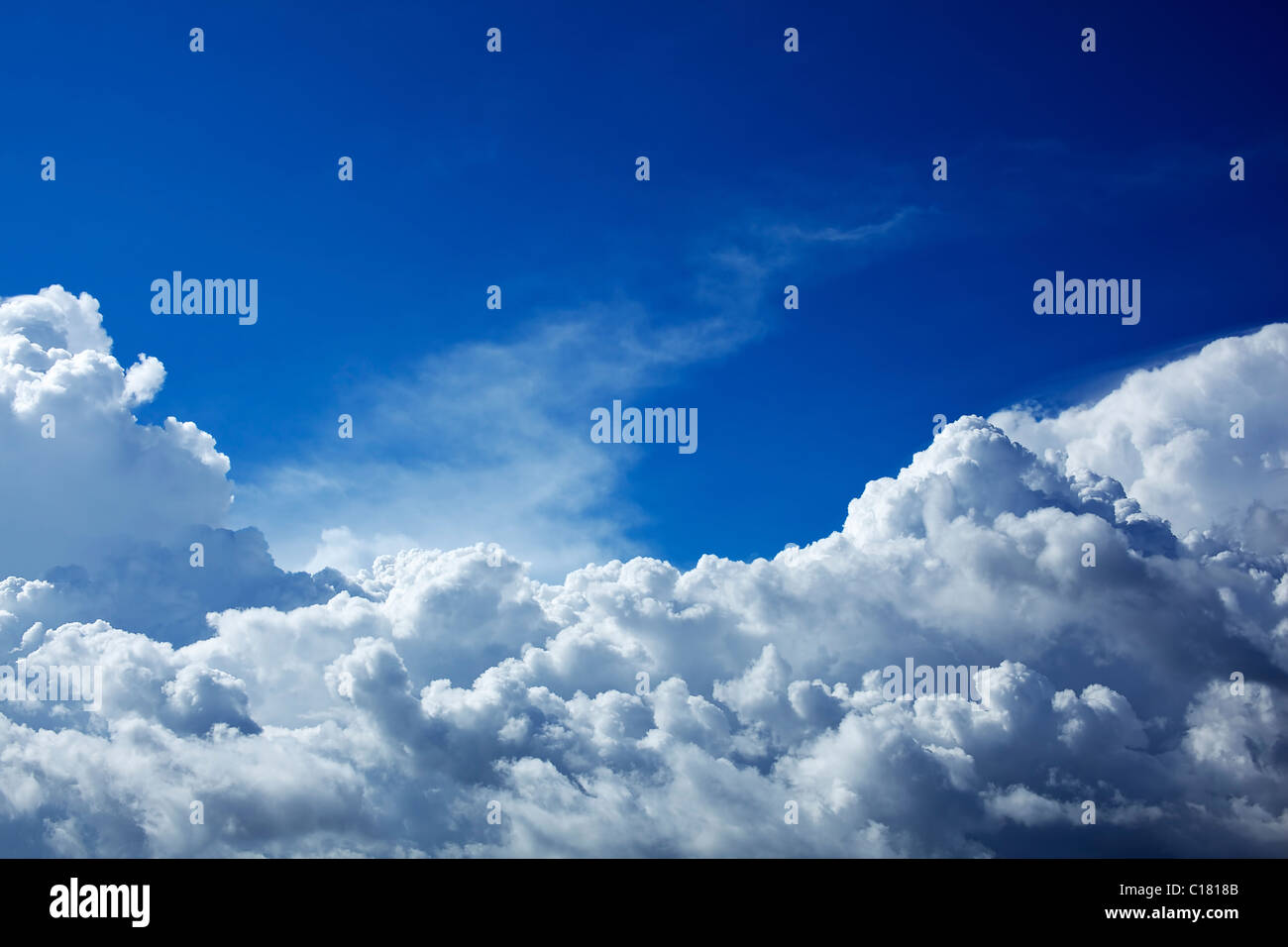 Blu cielo nuvoloso, vista dall'aereo Foto Stock