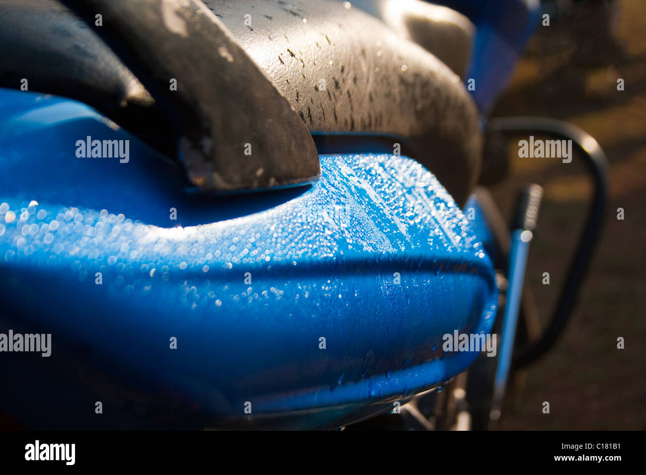 Rugiada di mattina parcheggiate su un motociclo indiano Foto Stock