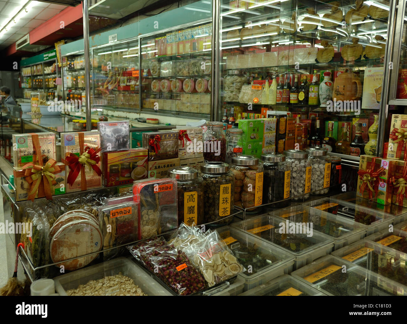 Il cinese negozio di vendita assortimento di locali e di importazione producono cinese , Chinatown, bangkok, Thailandia Foto Stock