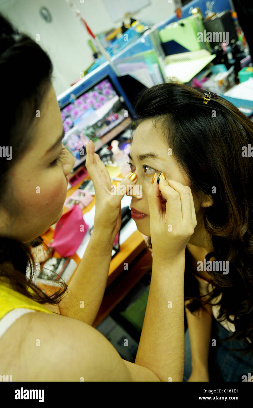 Danzatrici tailandesi e backup dei cantanti mettendo su make up prima di mostrare, bangkok, Thailandia Foto Stock