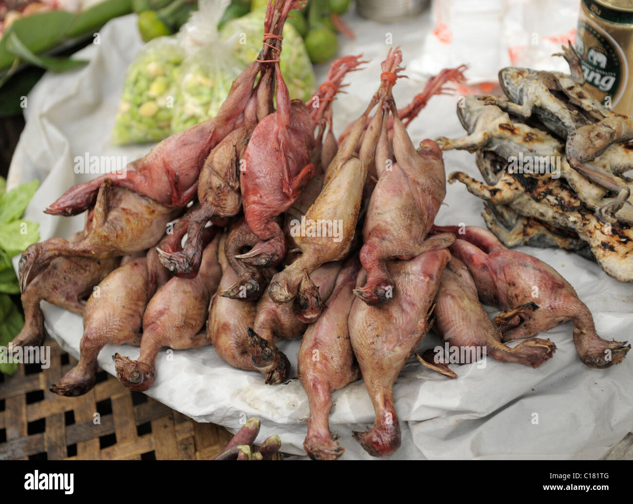 Le quaglie selvatiche per la vendita, la strada del mercato di Mae Sot , delicatezza thai , nel nord della Thailandia Foto Stock