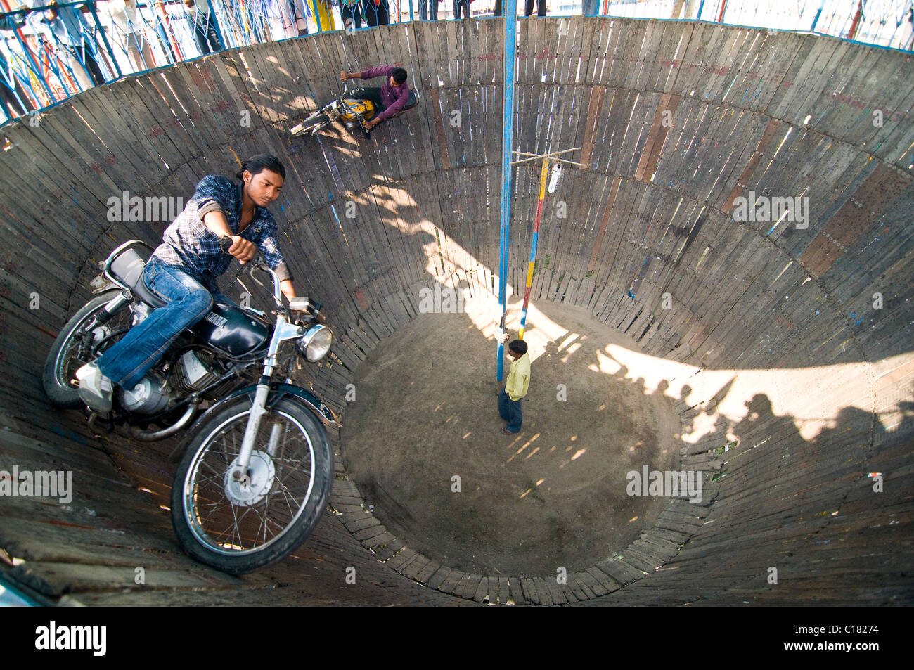 Indian biker eseguire acrobazie su uno spettacolo in un colorato fiera in Bihar. Foto Stock