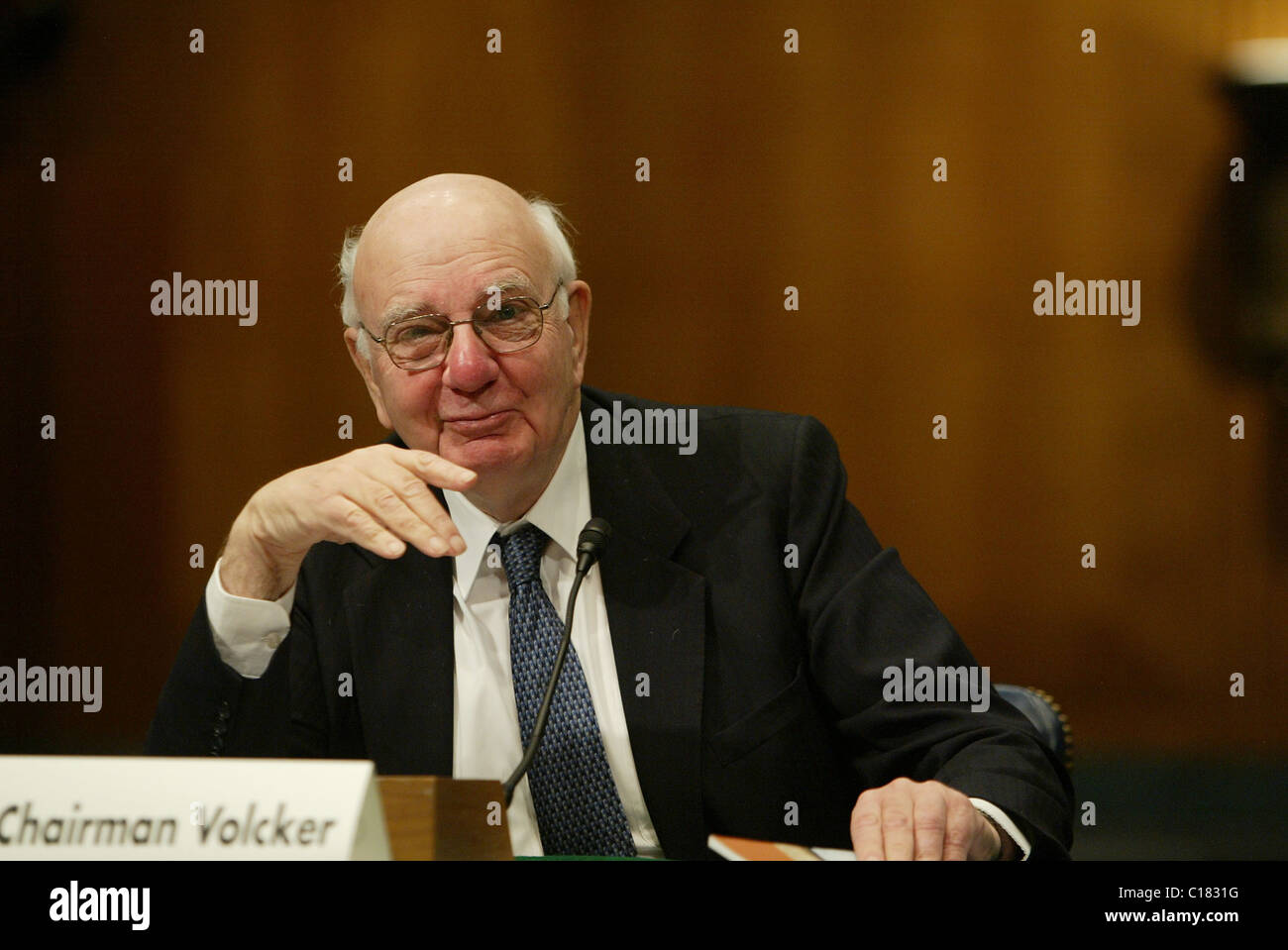 Paul Volcker, Presidente del Presidente della Economic Advisory Board testimonia davanti al comitato economico misto comitato completa Foto Stock