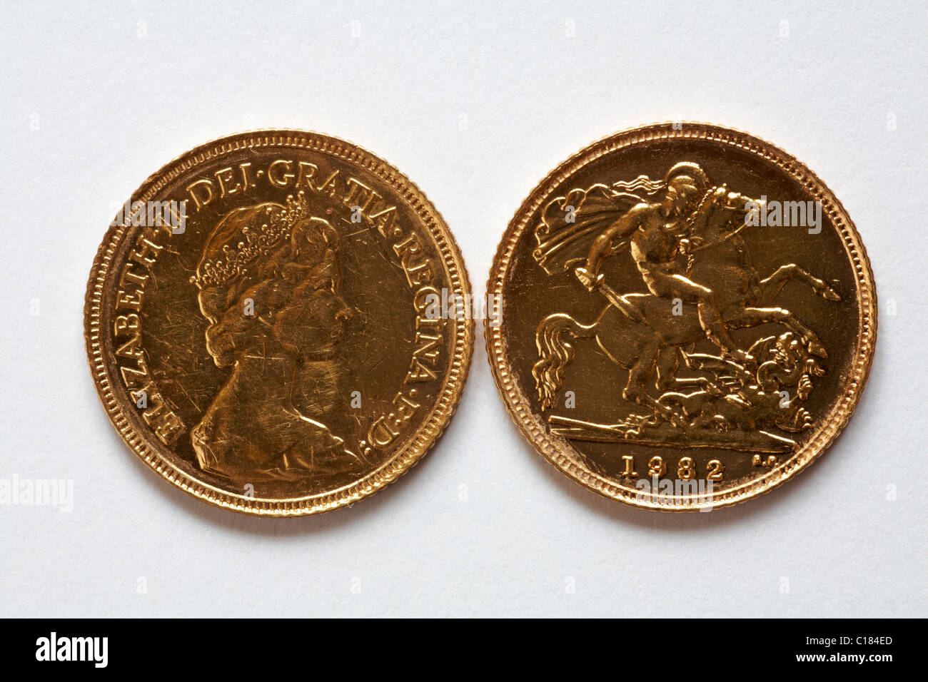 Due metà oro sovrani, che mostra una testa e una coda, isolati su sfondo bianco Foto Stock