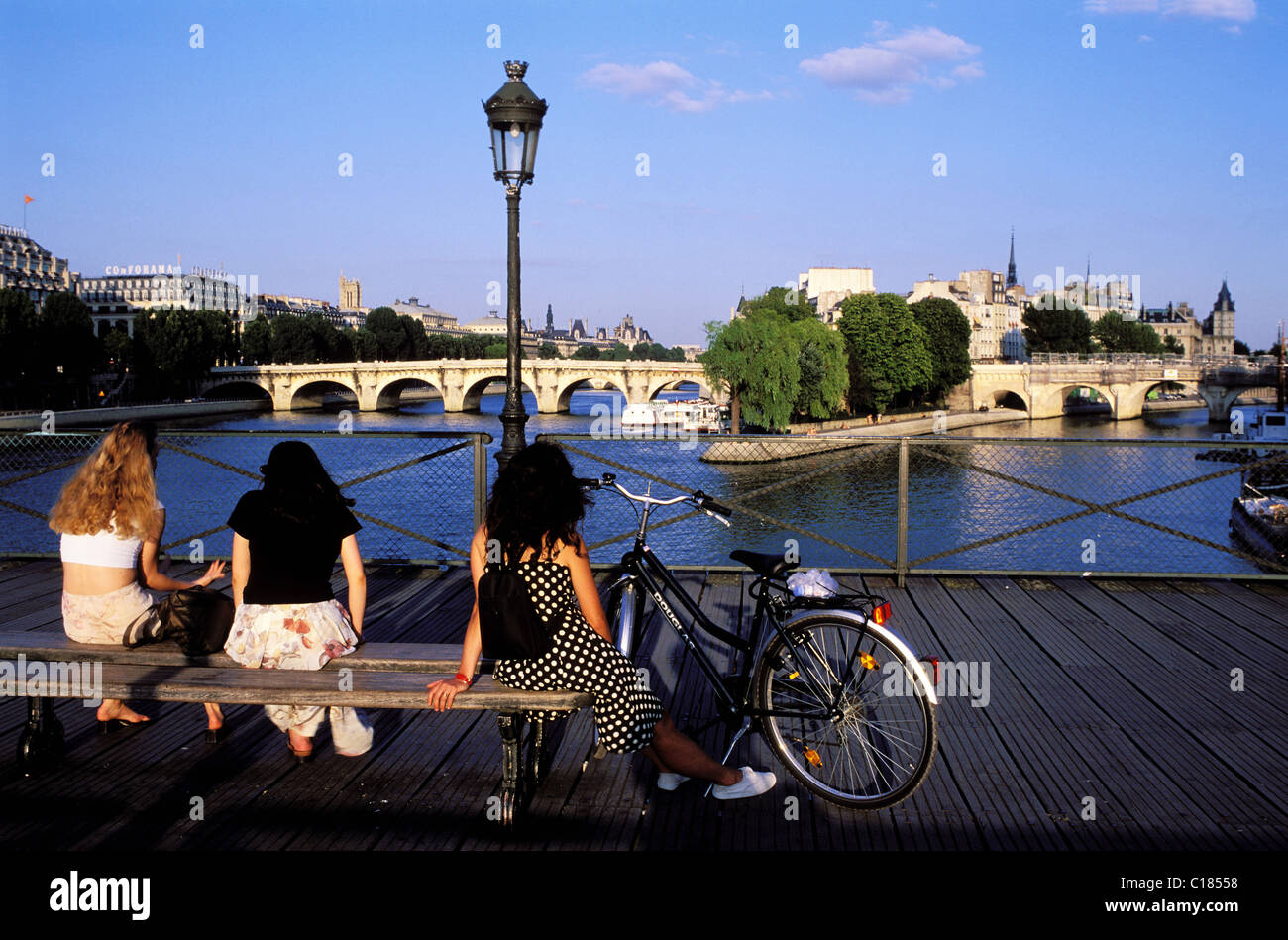 Francia, Parigi, avente una pausa sul Pont des Arts, vista del Pont Neuf (nuovo ponte) Foto Stock