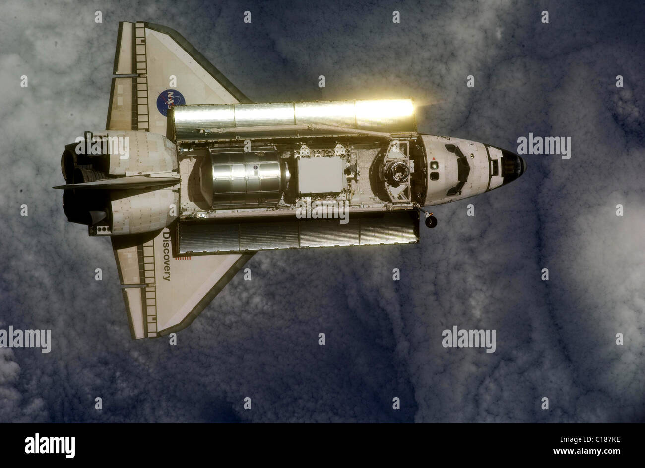 Lo Space Shuttle Discovery in orbita sulla terra Foto Stock