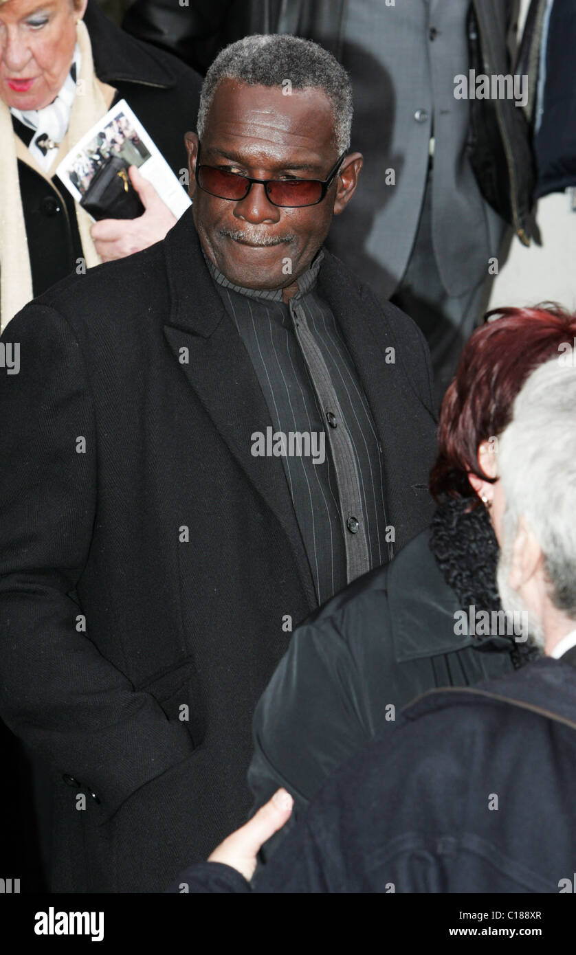 Rudolph Walker il funerale di Wendy Richard tenutosi presso la chiesa di Saint Mary Marylebone Londra Inghilterra - 09.03.09 Foto Stock