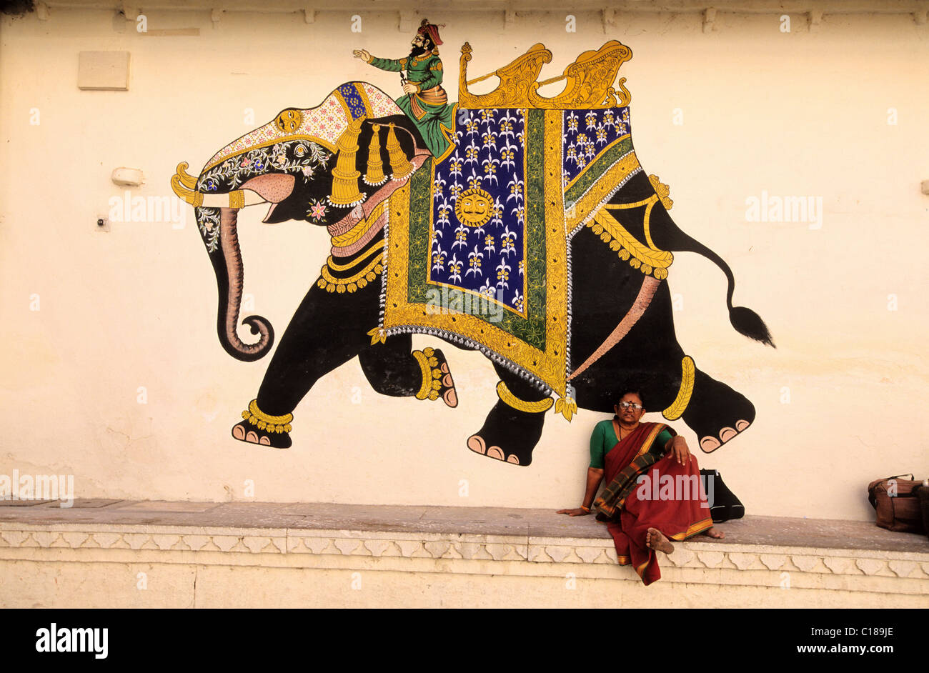 India Rajasthan, Udaipur, il palazzo della città, il primo cortile con i suoi grandi affreschi Foto Stock