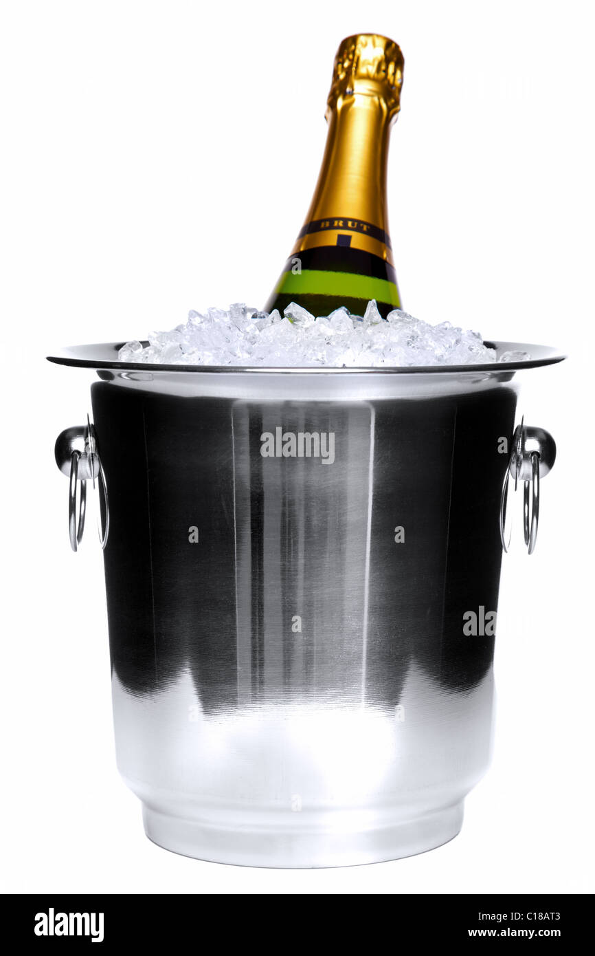 Foto di una bottiglia di champagne in un argento secchiello per il ghiaccio isolato su uno sfondo bianco. Foto Stock
