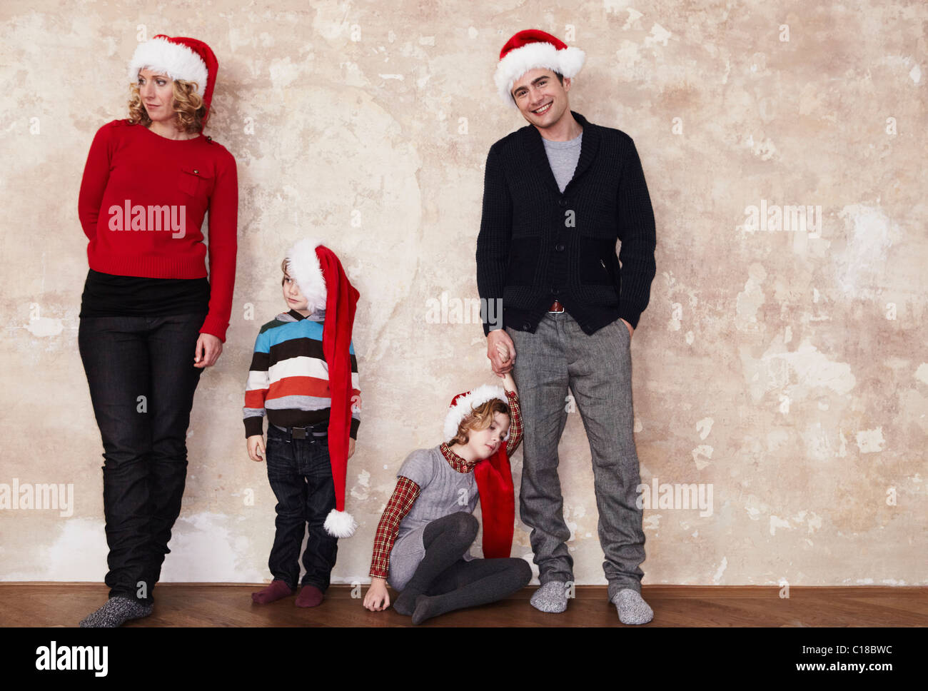 Famiglia con cappelli di Babbo Natale Foto Stock