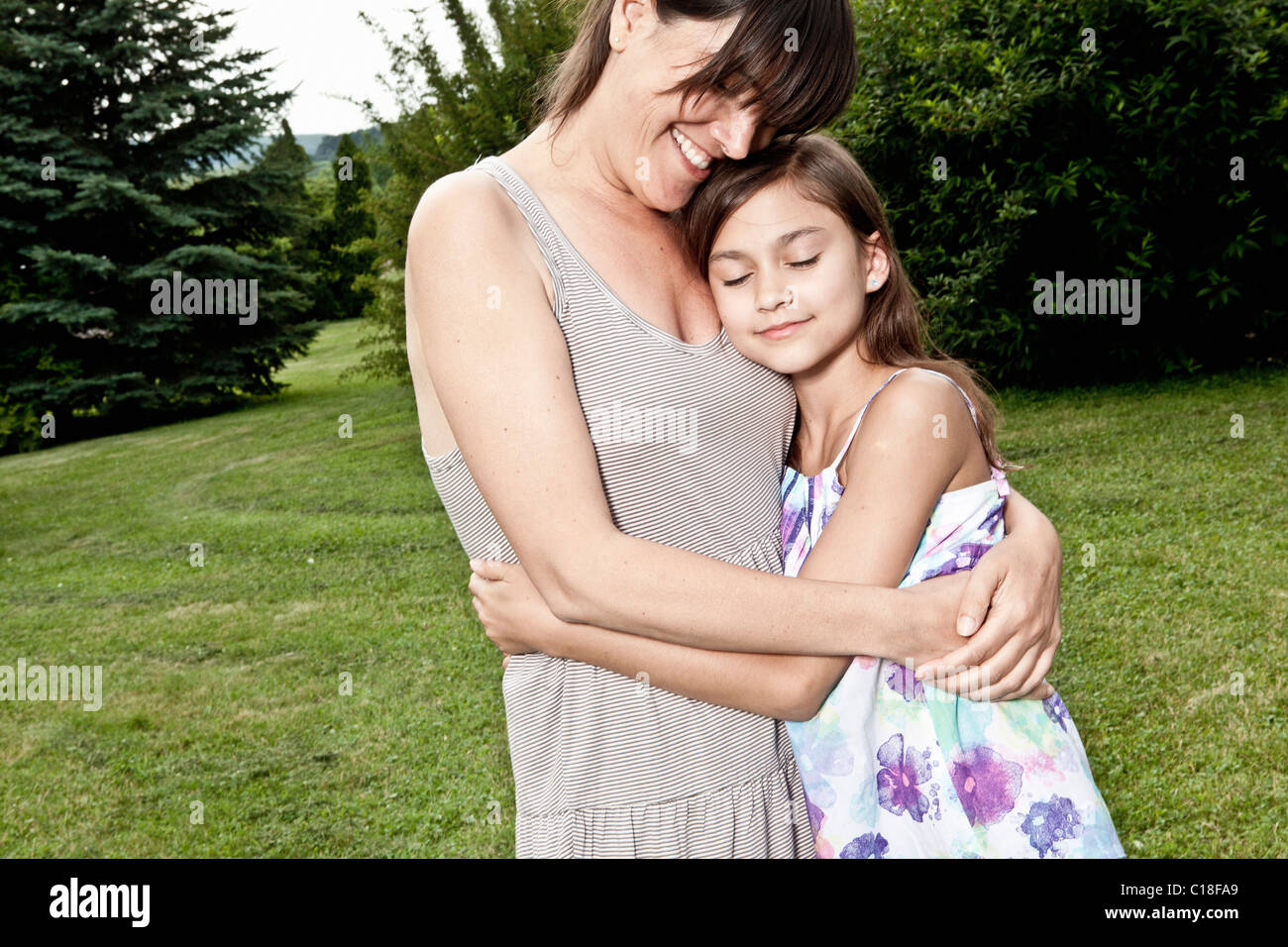 Madre e figlia abbraccio Foto Stock