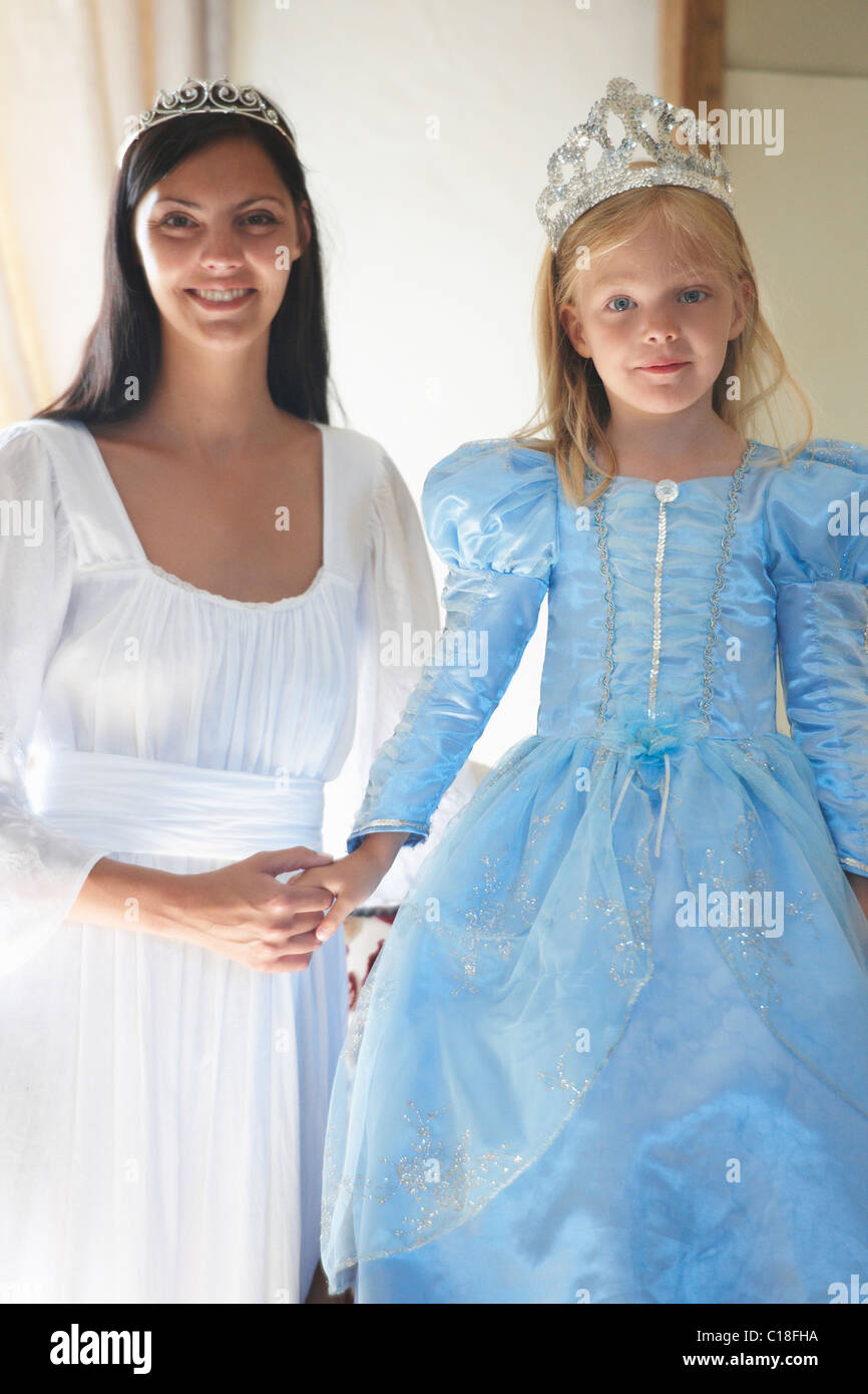 Madre e figlia vestita come principesse Foto Stock