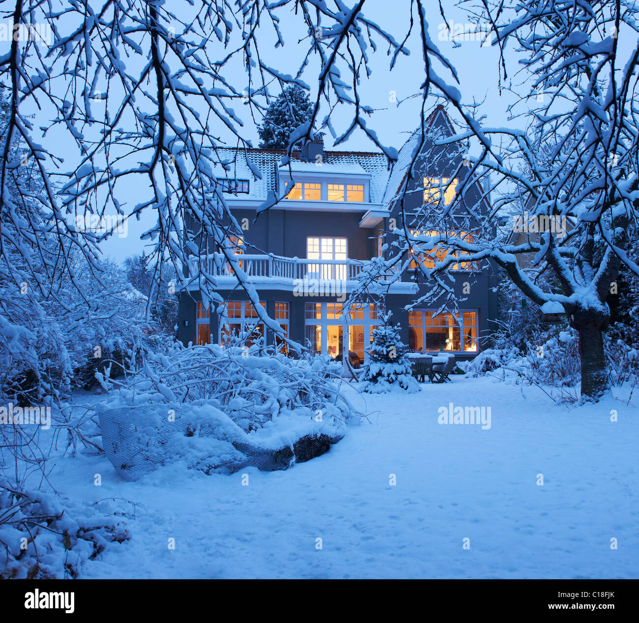 Bellissima villa sotto la neve Foto Stock