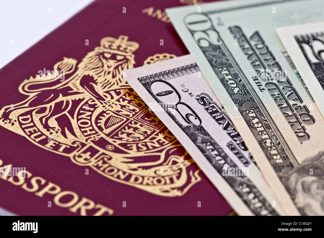 Regno Unito passaporto britannico e US dollari americani Foto Stock