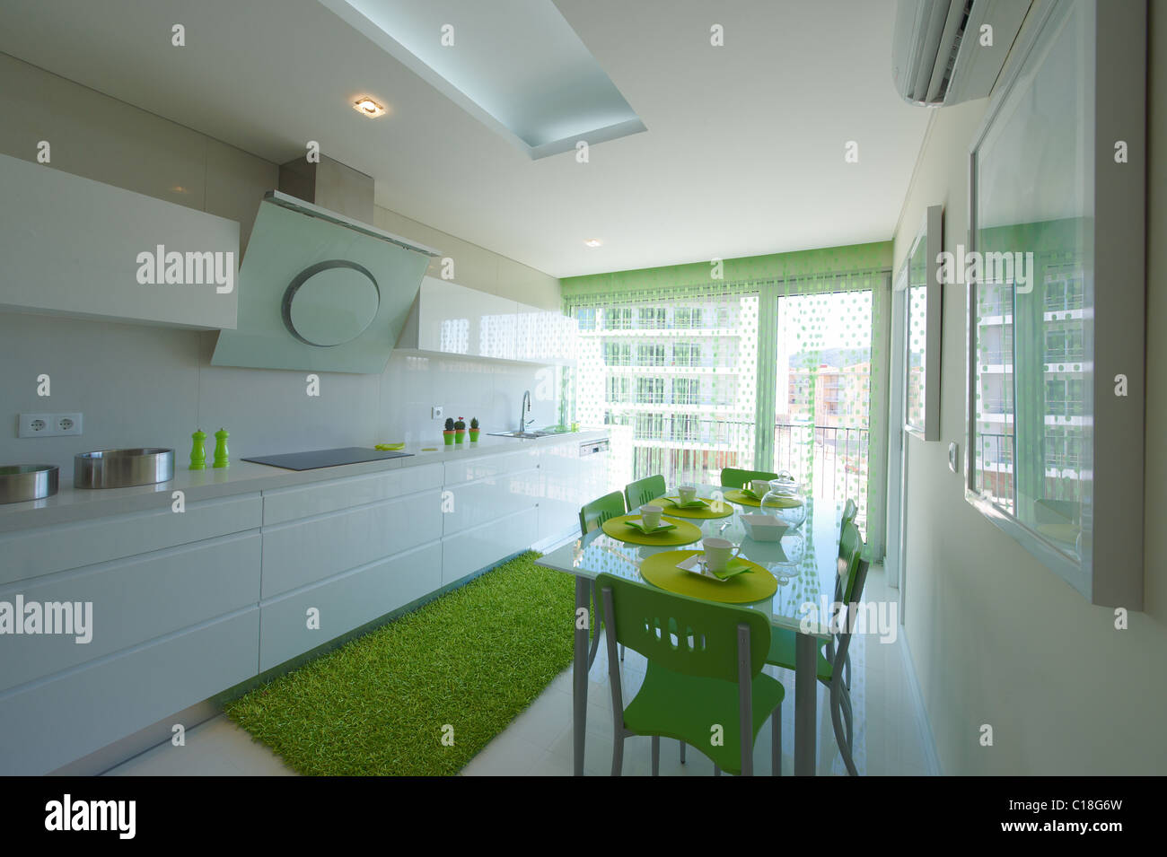 Cucina Moderna Con Decorazione Verde Foto Stock Alamy
