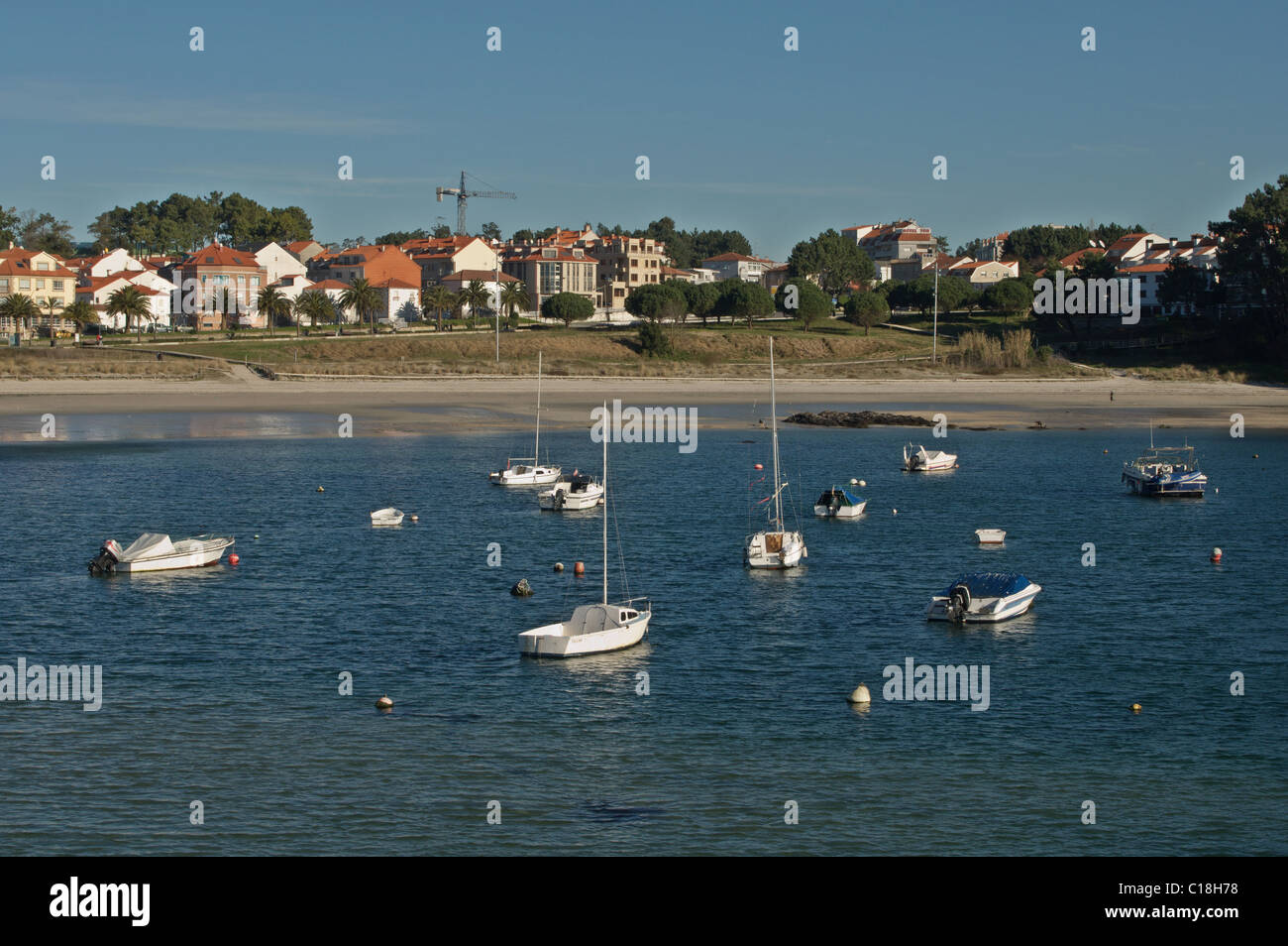 Spiaggia di Baltar e marina. Portonovo, Galizia, Spagna. Foto Stock