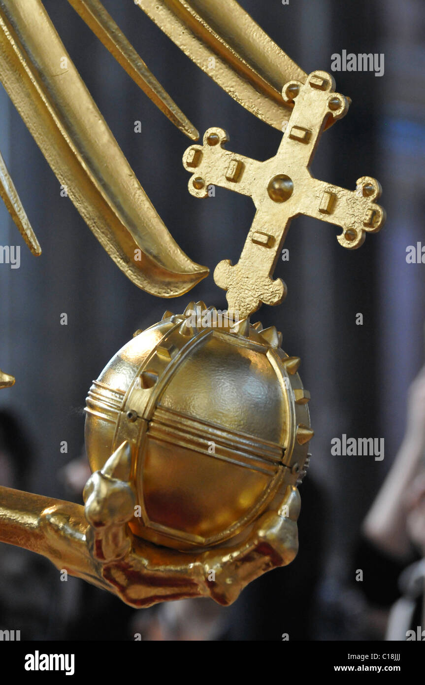 Placcato oro croce tower, navata di Stephansdom, nel centro città di Vienna, Austria, Europa Foto Stock